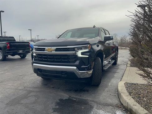 Used 2022 Chevrolet Silverado 1500 LT w/ Z71 Off-Road Package image 3