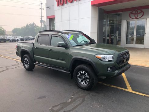Used 2021 Toyota Tacoma TRD Off-Road AWD/4WD image 3