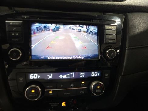 Used 2018 Nissan Rogue SV AWD/4WD image 16