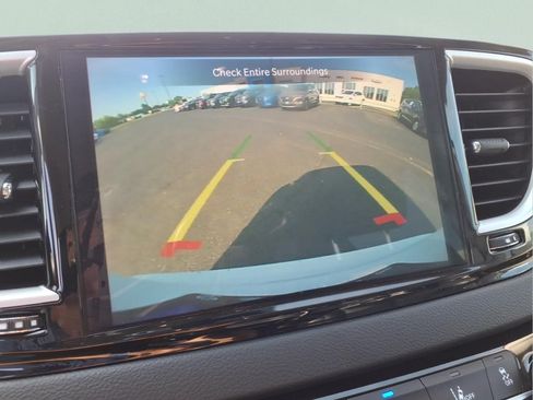 Used 2023 Chrysler Pacifica Touring-L FWD image 9