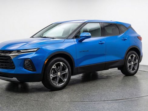 Used 2025 Chevrolet Blazer LT image 3