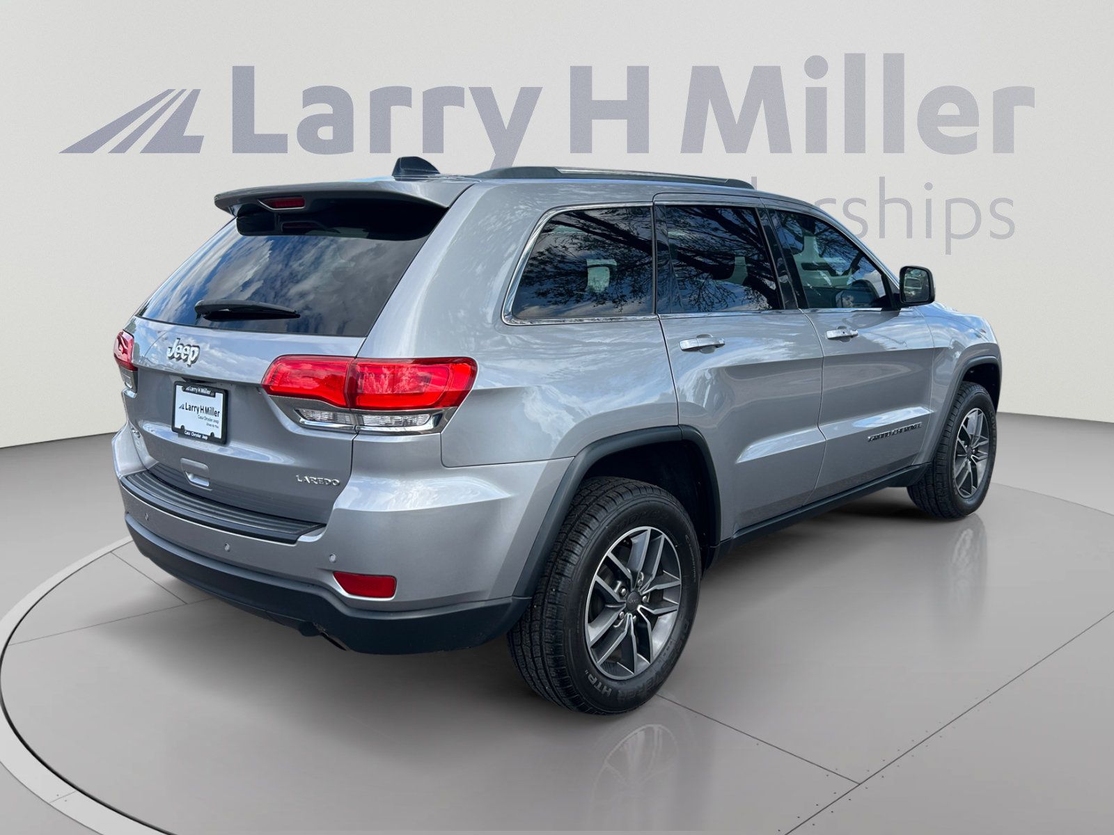 Certified 2019 Jeep Grand Cherokee Laredo w/ 18" Wheel & 8.4" Radio Group AWD/4WD image 5