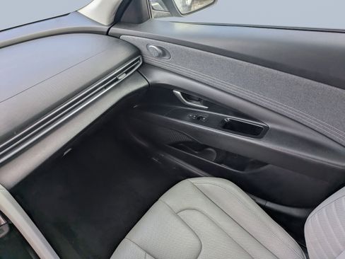 Certified 2025 Hyundai Elantra Limited image 17