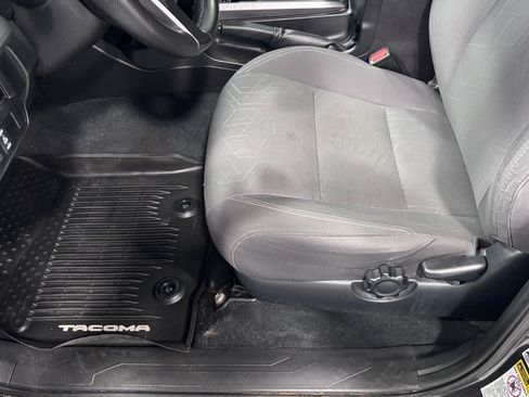 Used 2016 Toyota Tacoma TRD Sport AWD/4WD image 11
