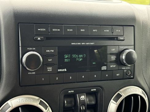 Used 2018 Jeep Wrangler Unlimited Sahara AWD/4WD image 13
