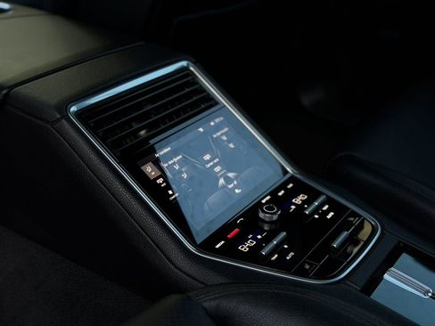 Used 2018 Porsche Panamera 4S image 26
