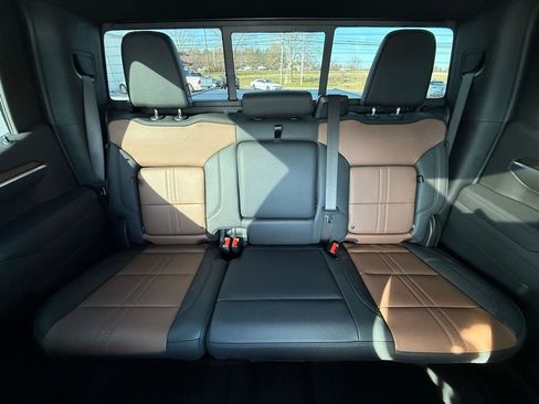 Used 2025 Chevrolet Silverado 1500 High Country image 32