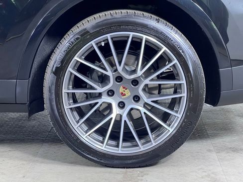 Certified 2023 Porsche Cayenne S AWD/4WD image 12