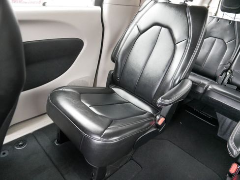 Certified 2024 Chrysler Pacifica Touring-L image 12