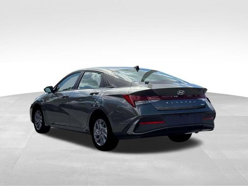 Used 2026 Hyundai Elantra Hybrid w/ Cargo Package FWD image 5
