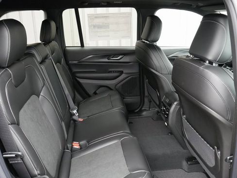 New 2025 Jeep Grand Cherokee Altitude image 21