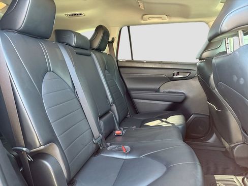 Used 2022 Toyota Highlander XLE AWD/4WD image 28