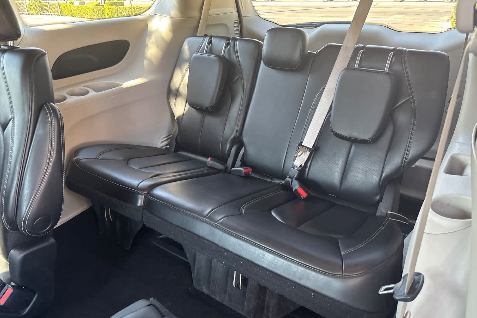 Used 2023 Chrysler Pacifica Touring-L FWD image 17