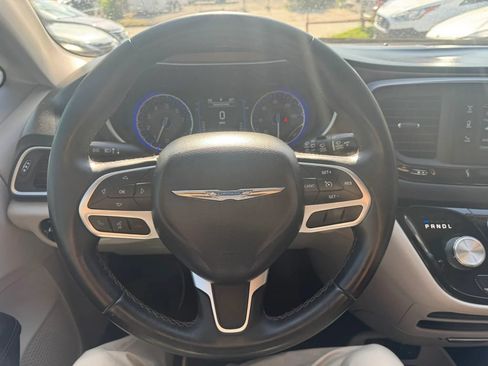 Used 2017 Chrysler Pacifica Touring-L FWD image 18