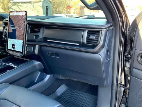 Used 2022 Ford Expedition Platinum image 17