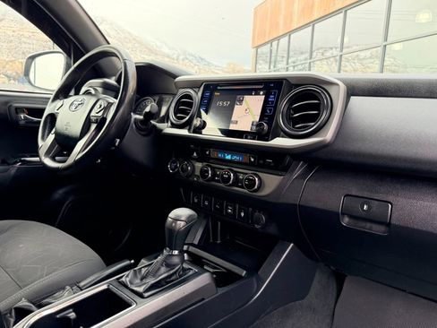 Used 2017 Toyota Tacoma TRD Off-Road w/ Premium & Technology Package image 13