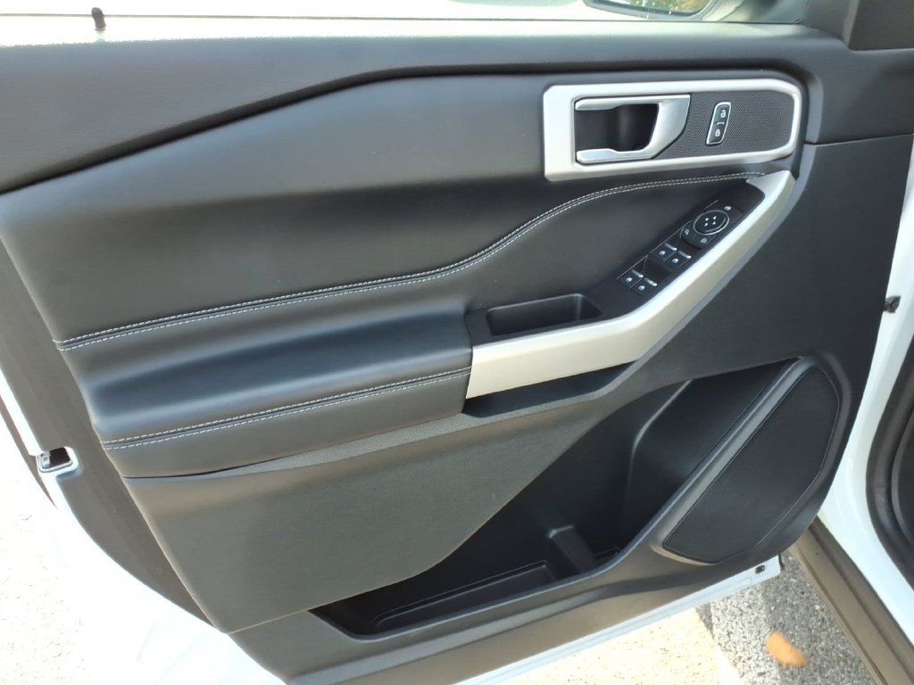 Used 2021 Ford Explorer XLT w/ Equipment Group 202A AWD/4WD image 11