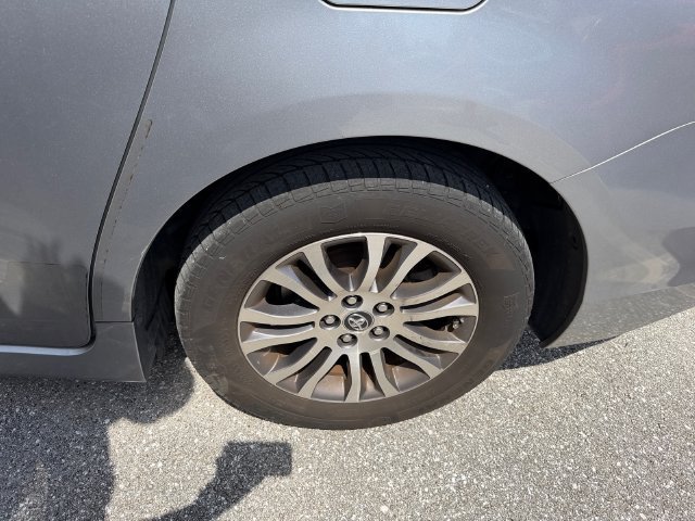 Used 2018 Toyota Sienna XLE Premium FWD image 6