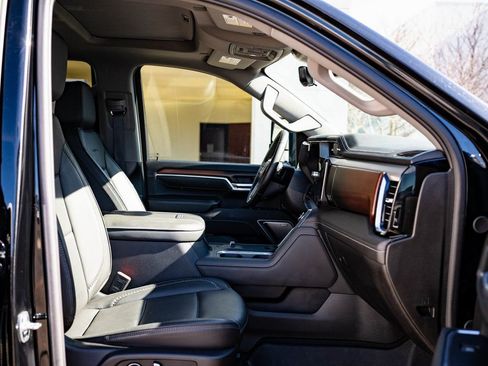 Used 2025 GMC Sierra 3500 Denali w/ Denali Reserve Package image 24