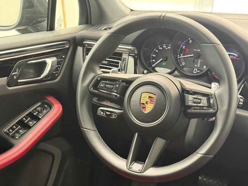 Certified 2025 Porsche Macan AWD/4WD image 15