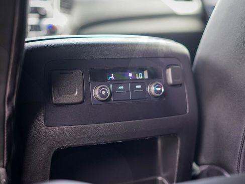 Used 2020 Chevrolet Suburban LT RWD image 16