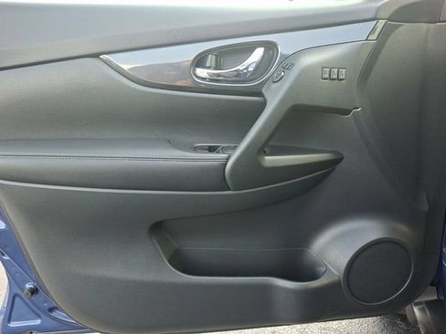 Used 2018 Nissan Rogue SV w/ Premium Package AWD/4WD image 12