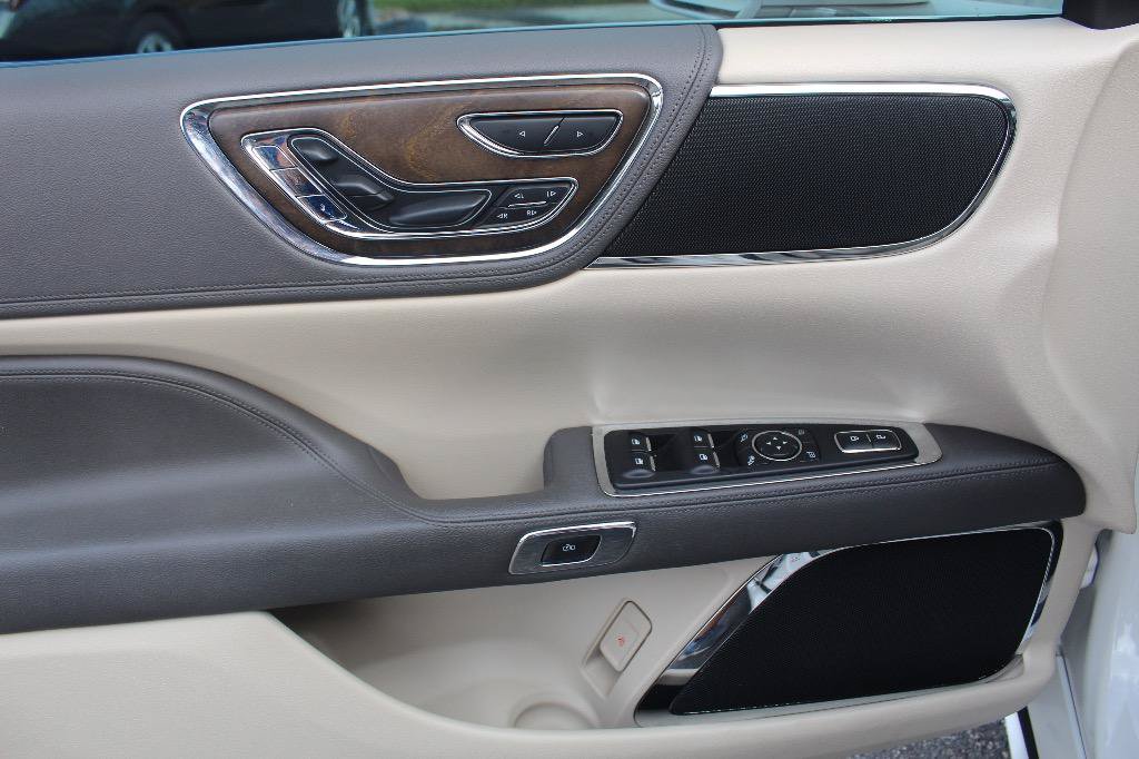 Used 2017 Lincoln Continental Reserve FWD image 9