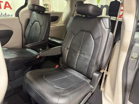 Used 2019 Chrysler Pacifica Touring-L image 19