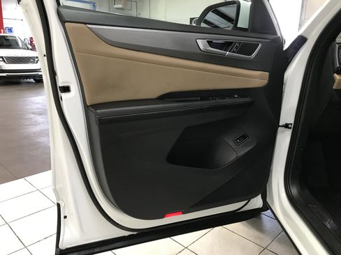 Used 2024 Volkswagen Atlas Cross Sport SE image 7