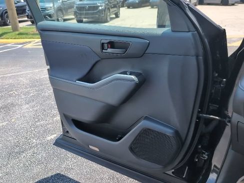 Used 2020 Toyota Highlander L FWD image 21