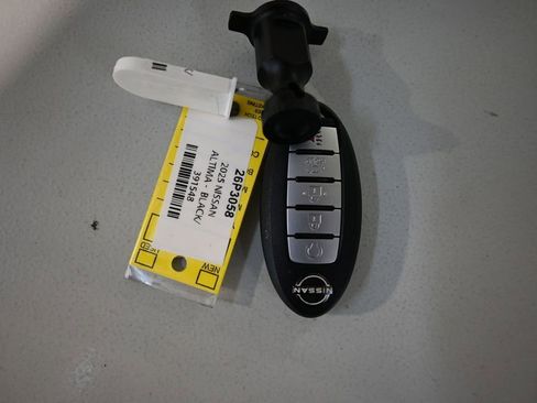 Used 2025 Nissan Altima 2.5 SV FWD image 11