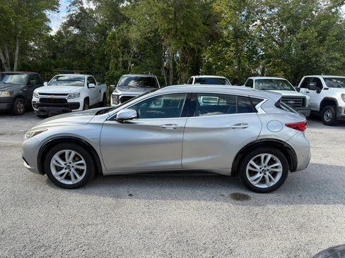 Used 2018 INFINITI QX30 Premium w/ Technology Package FWD image 2