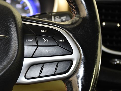 Used 2019 Chrysler Pacifica Touring-L FWD image 21