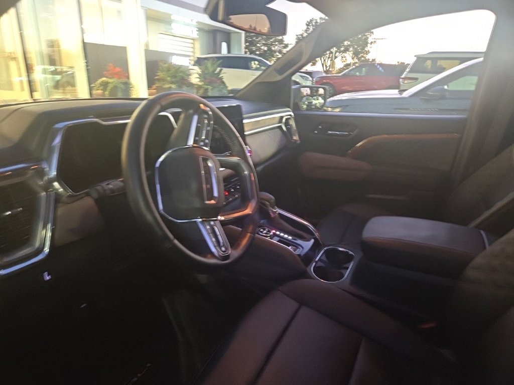 Used 2025 GMC Canyon Denali AWD/4WD image 8