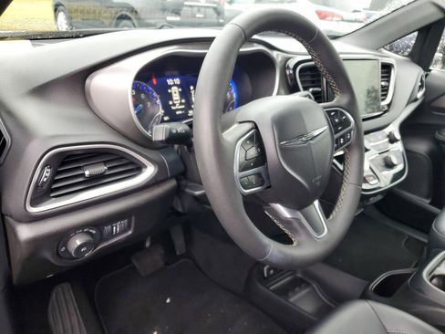 Used 2025 Chrysler Pacifica Select FWD image 11