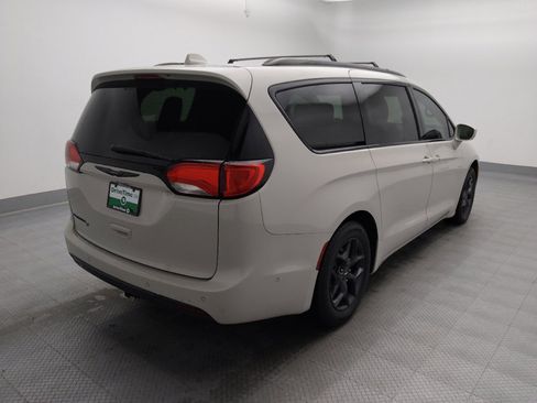 Used 2020 Chrysler Pacifica Touring-L Plus FWD image 9