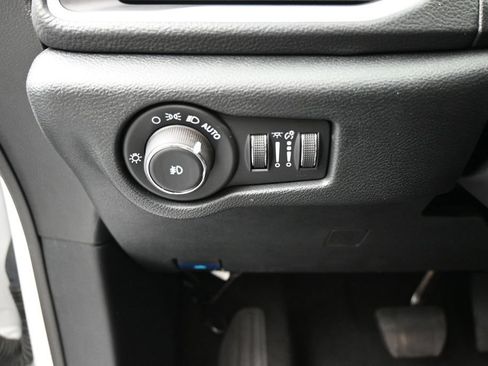 Used 2025 Chrysler Pacifica Select FWD image 14