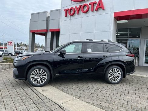 New 2026 Toyota Highlander Platinum image 2