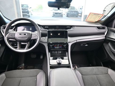 Used 2025 Jeep Grand Cherokee Altitude image 37