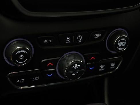 Used 2019 Jeep Cherokee Latitude Plus w/ Comfort/Convenience Group image 10