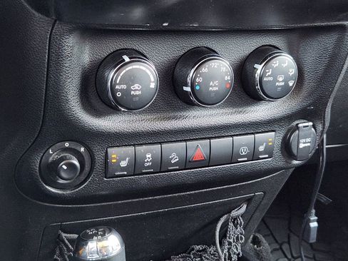 Used 2014 Jeep Wrangler Unlimited Rubicon AWD/4WD image 21