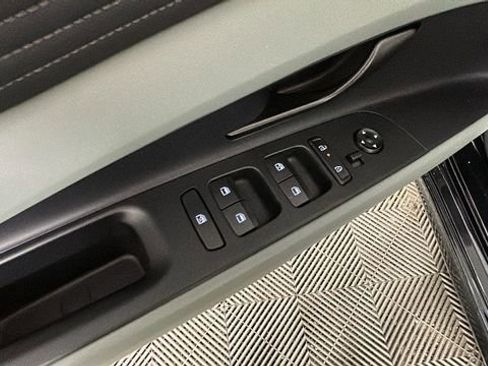 Used 2025 Hyundai Elantra Limited FWD image 11