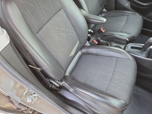 Used 2022 Chevrolet Trax LT w/ LT Convenience Package image 16