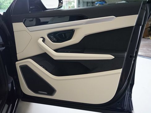 Used 2025 Lamborghini Urus SE AWD/4WD image 20