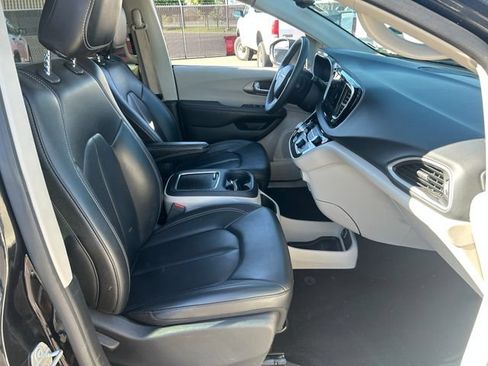 Used 2023 Chrysler Pacifica Touring-L FWD image 36