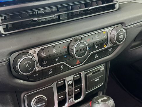 Used 2025 Jeep Wrangler Unlimited Sahara AWD/4WD image 22