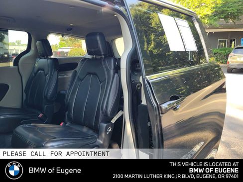 Used 2023 Chrysler Pacifica Touring-L FWD image 19