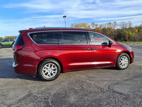 Used 2021 Chrysler Pacifica Touring-L image 11