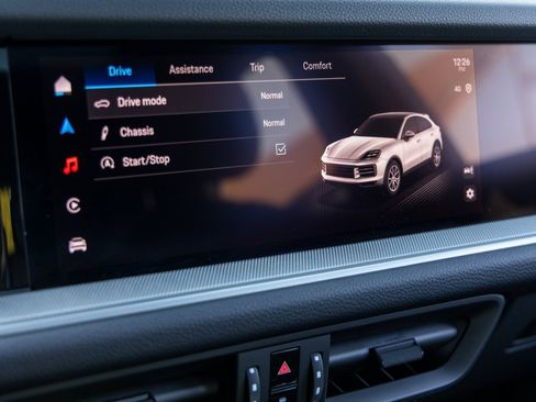 Certified 2025 Porsche Cayenne Coupe image 35