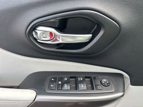 Used 2021 Jeep Cherokee Latitude Lux w/ Comfort/Convenience Group image 14